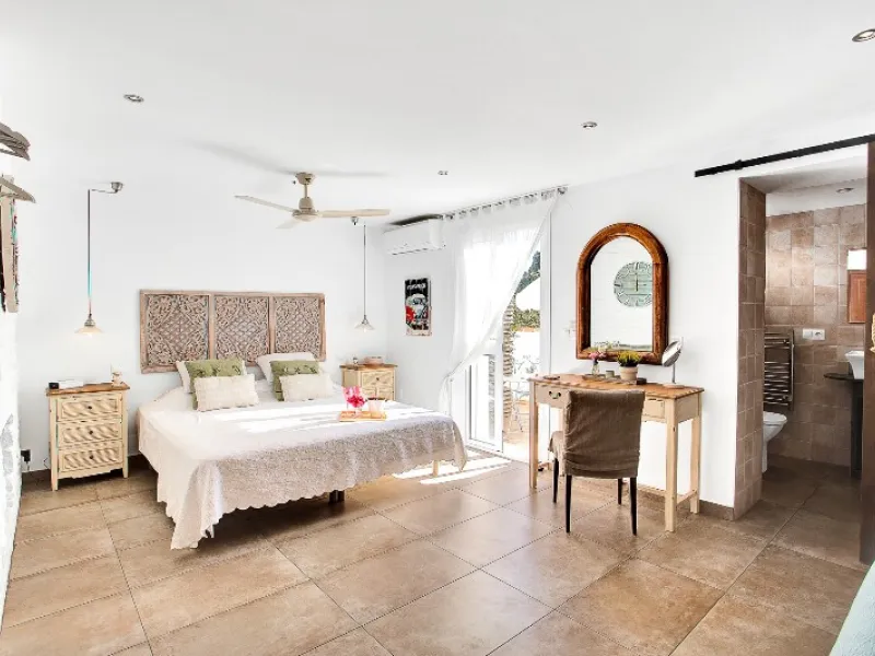 Luxury family villa in MARBESA, one of the most exclusive areas of Marbella. A desirable large open-plan villa on a flat south-west facing plot with mature landscaped gardens and large heated pool, and with wonderful panoramic sea views, only a few minute