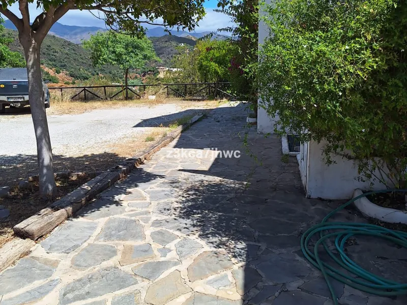 House - Detached Villa в продаже в Estepona, Málaga. В доме 4 спален и 4 ванных комнат. Площадь дома 274 м². Площадь участка 4112 м²