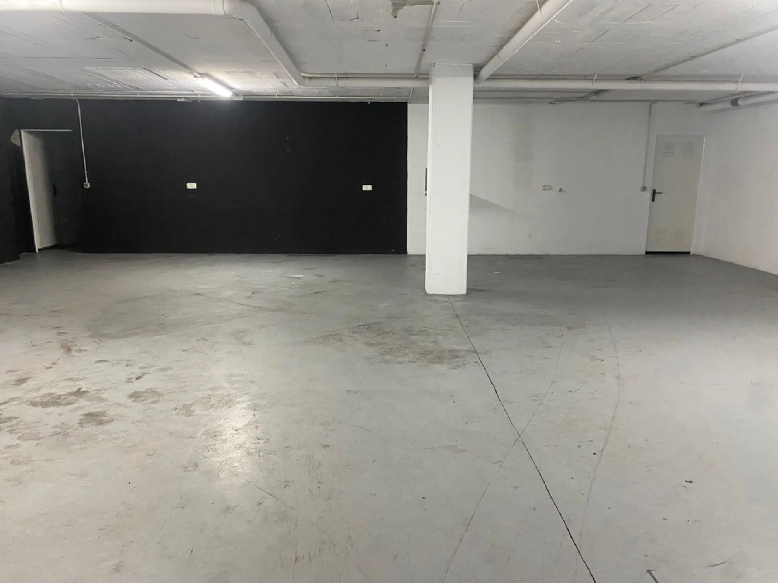 Commercial in polígono Nueva Campana in Nueva Andalucia. Rental income for another 4 years (2200€/month).