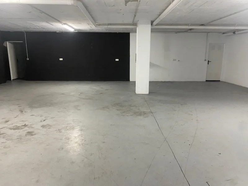 Commercial in polígono Nueva Campana in Nueva Andalucia. Rental income for another 4 years (2200€/month).
