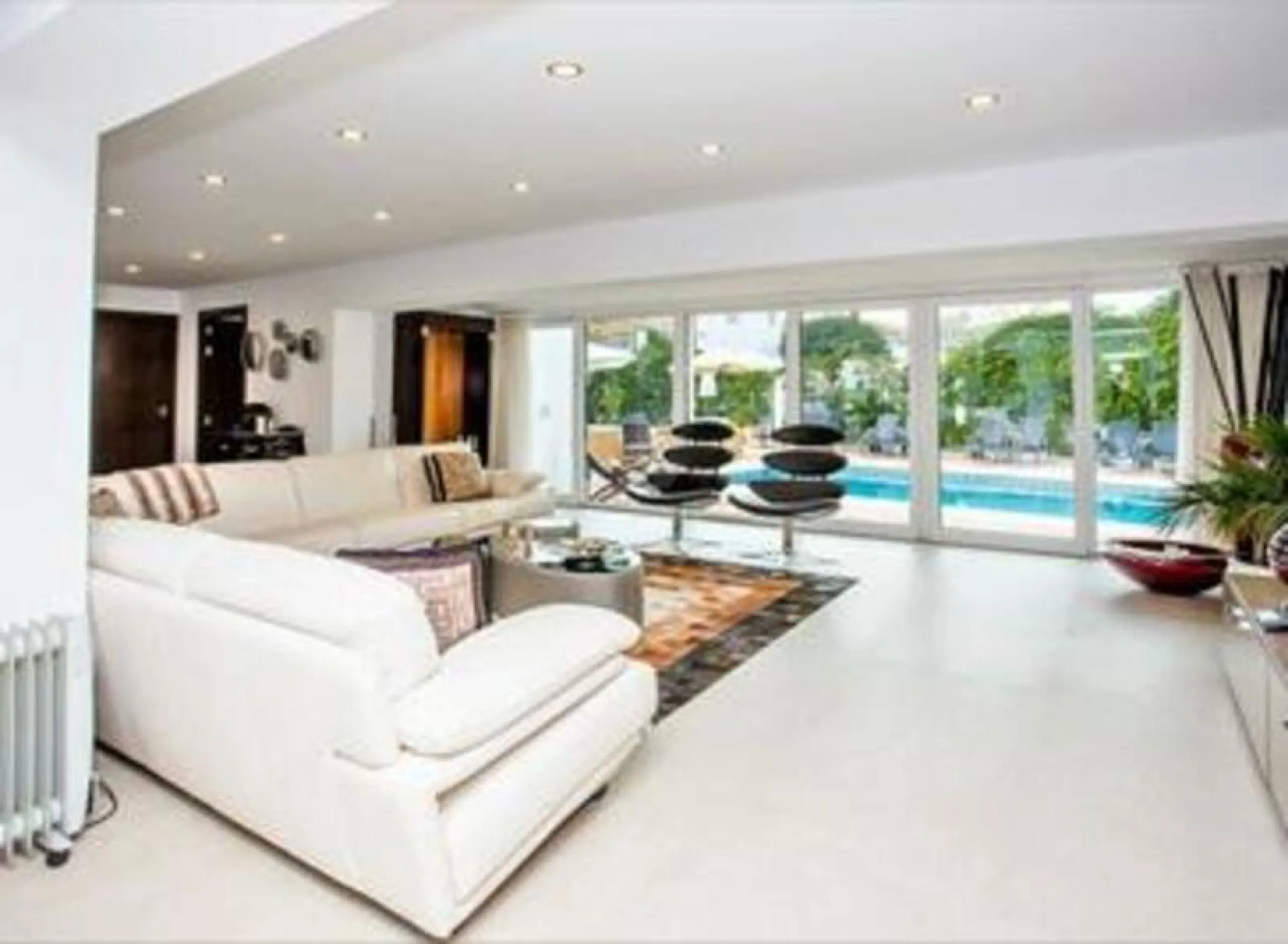 San Pedro beach side Villa , totally refurbished villa on two floors  with 7bedrooms ,7bathrooms  all ensuite . Ground floor consists of 5 double bedrooms all ensuite, spacious salon, dining room and Miele kitchen. First Floor consists of 2 double bedroom