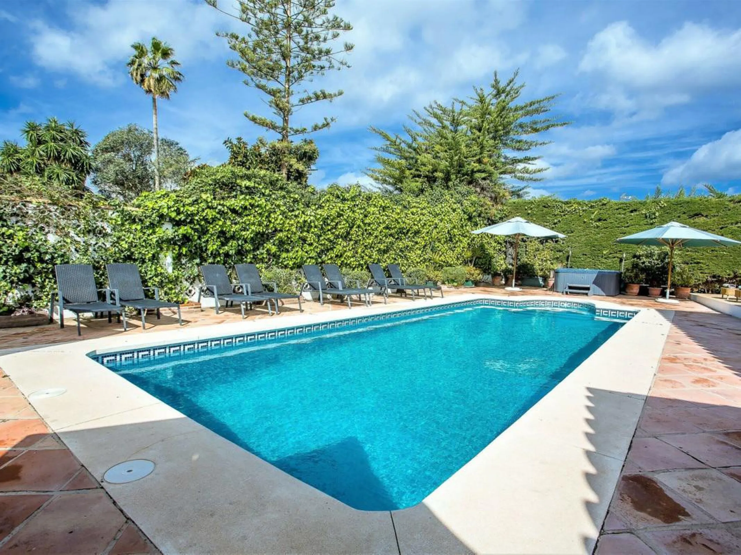 San Pedro beach side Villa , totally refurbished villa on two floors  with 7bedrooms ,7bathrooms  all ensuite . Ground floor consists of 5 double bedrooms all ensuite, spacious salon, dining room and Miele kitchen. First Floor consists of 2 double bedroom