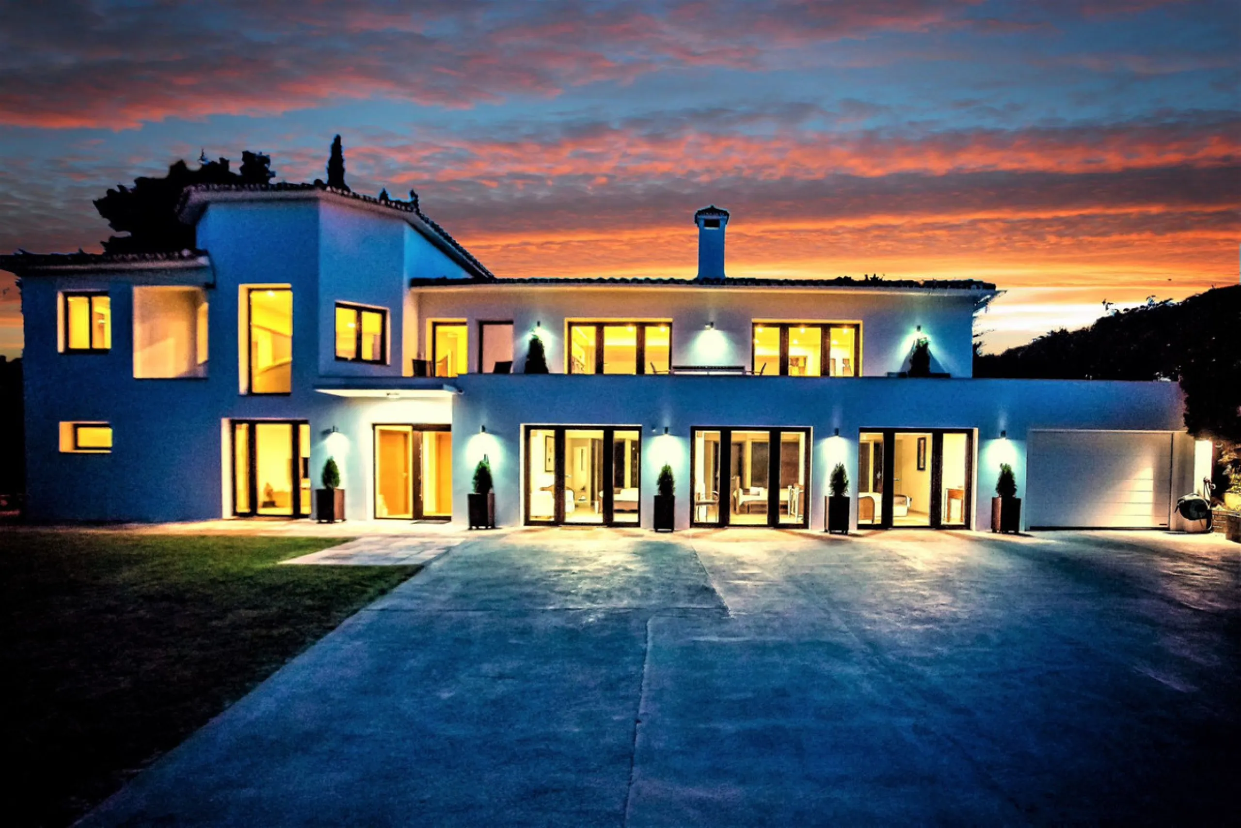 San Pedro beach side Villa , totally refurbished villa on two floors  with 7bedrooms ,7bathrooms  all ensuite . Ground floor consists of 5 double bedrooms all ensuite, spacious salon, dining room and Miele kitchen. First Floor consists of 2 double bedroom