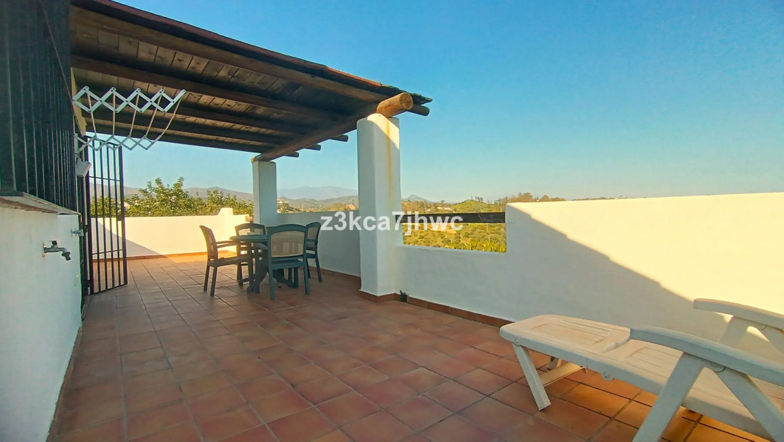 House - Detached Villa в продаже в Estepona, Málaga. В доме 4 спален и 4 ванных комнат. Площадь дома 274 м². Площадь участка 4112 м²