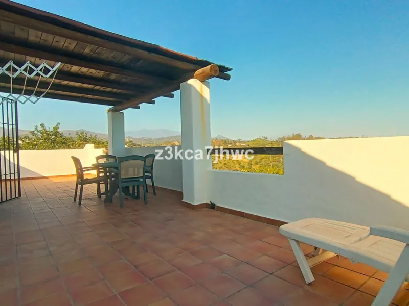 House - Detached Villa в продаже в Estepona, Málaga. В доме 4 спален и 4 ванных комнат. Площадь дома 274 м². Площадь участка 4112 м²