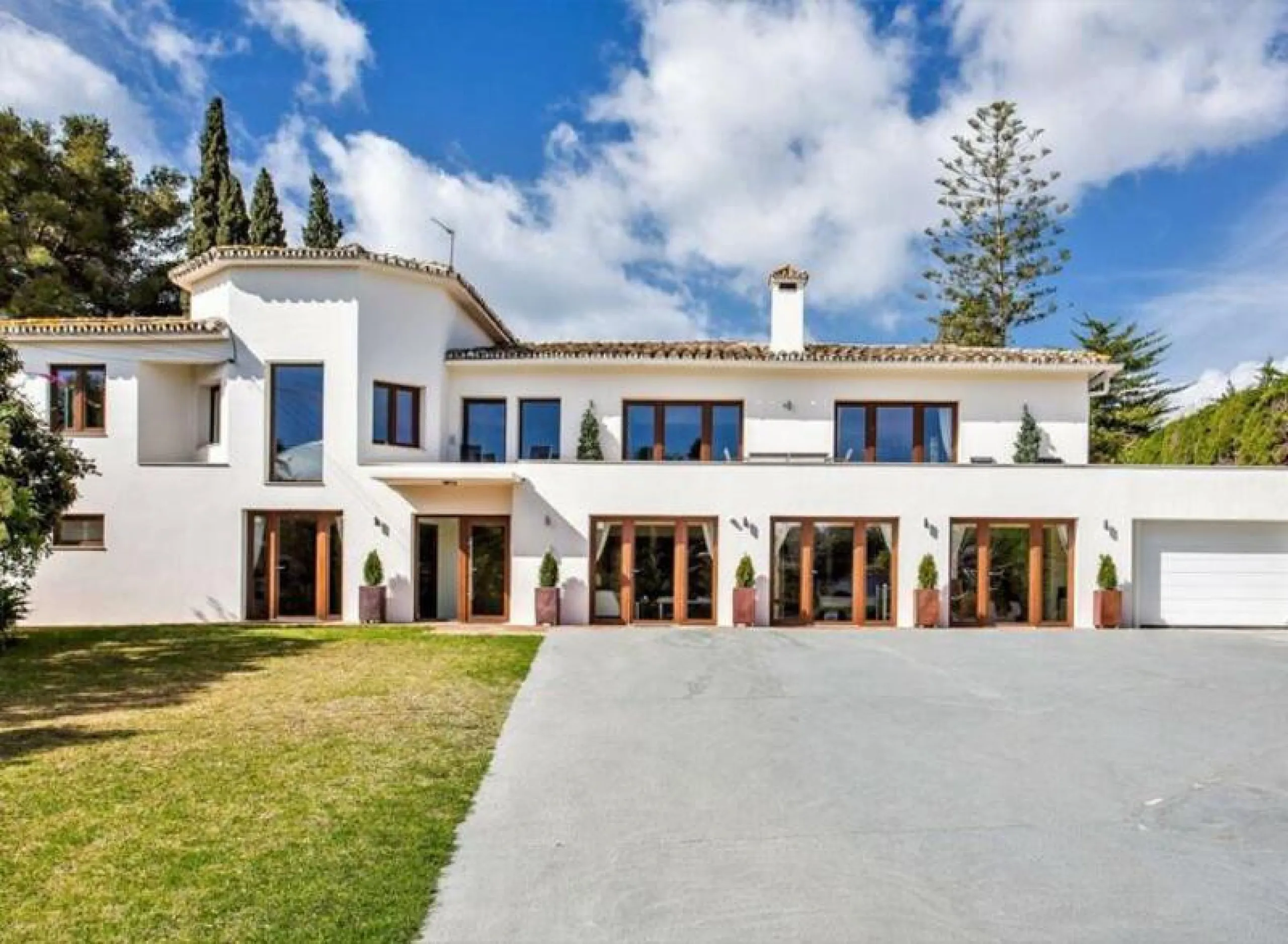 San Pedro beach side Villa , totally refurbished villa on two floors  with 7bedrooms ,7bathrooms  all ensuite . Ground floor consists of 5 double bedrooms all ensuite, spacious salon, dining room and Miele kitchen. First Floor consists of 2 double bedroom