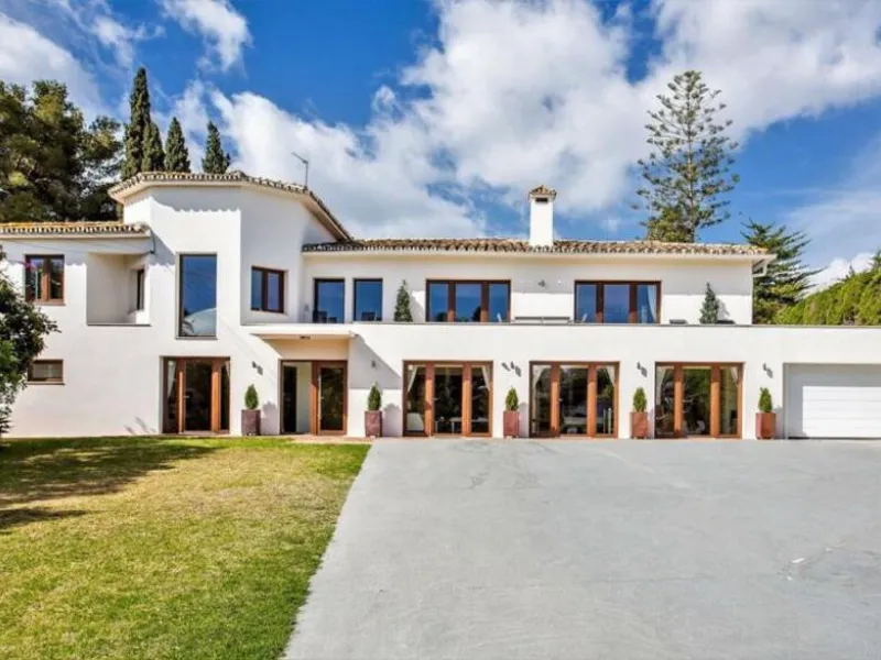 San Pedro beach side Villa , totally refurbished villa on two floors  with 7bedrooms ,7bathrooms  all ensuite . Ground floor consists of 5 double bedrooms all ensuite, spacious salon, dining room and Miele kitchen. First Floor consists of 2 double bedroom