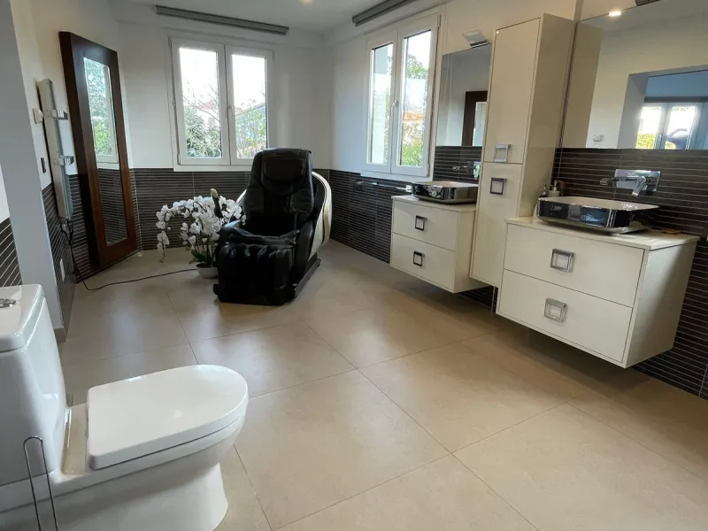 San Pedro beach side Villa , totally refurbished villa on two floors  with 7bedrooms ,7bathrooms  all ensuite . Ground floor consists of 5 double bedrooms all ensuite, spacious salon, dining room and Miele kitchen. First Floor consists of 2 double bedroom
