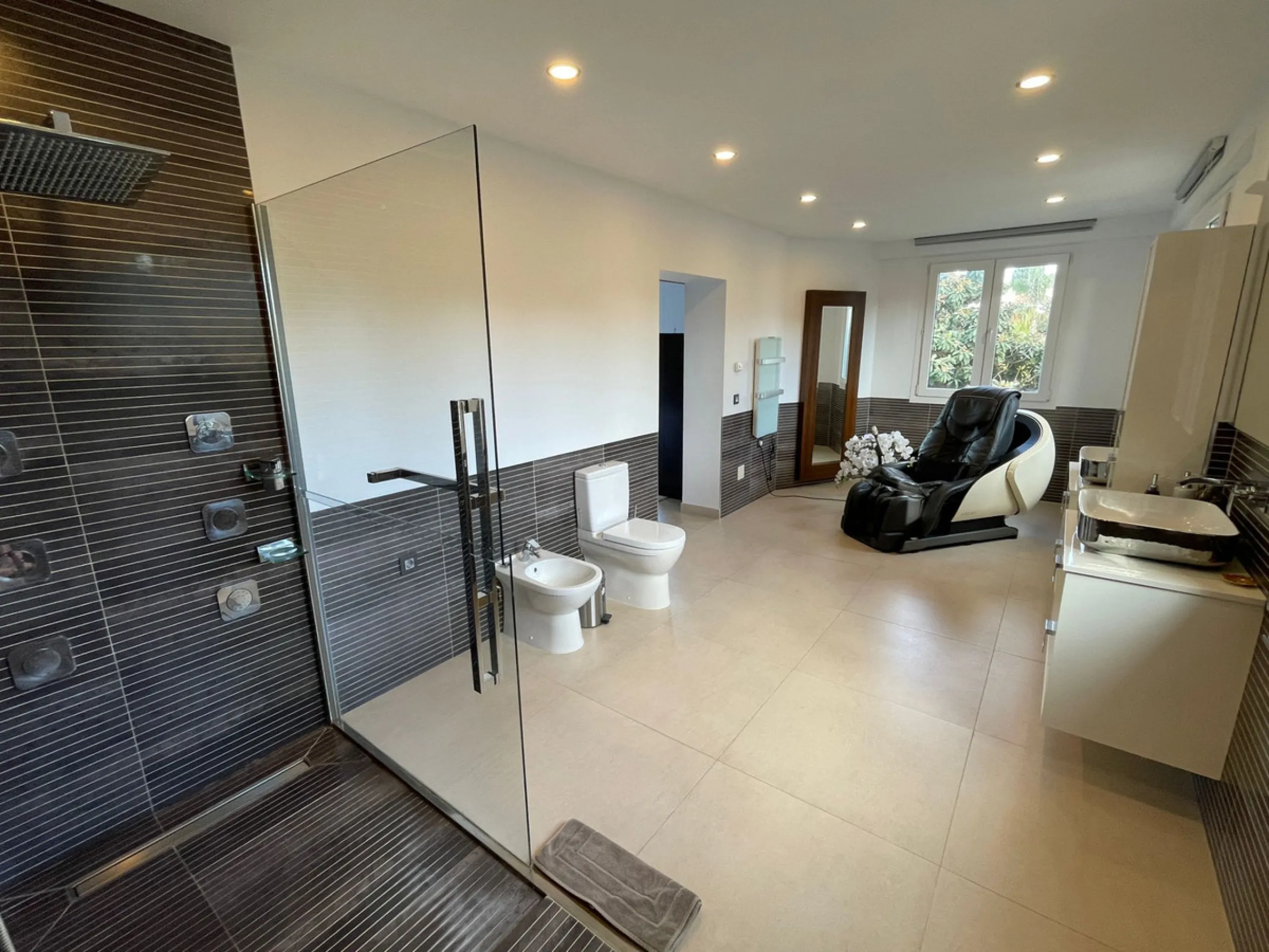 San Pedro beach side Villa , totally refurbished villa on two floors  with 7bedrooms ,7bathrooms  all ensuite . Ground floor consists of 5 double bedrooms all ensuite, spacious salon, dining room and Miele kitchen. First Floor consists of 2 double bedroom