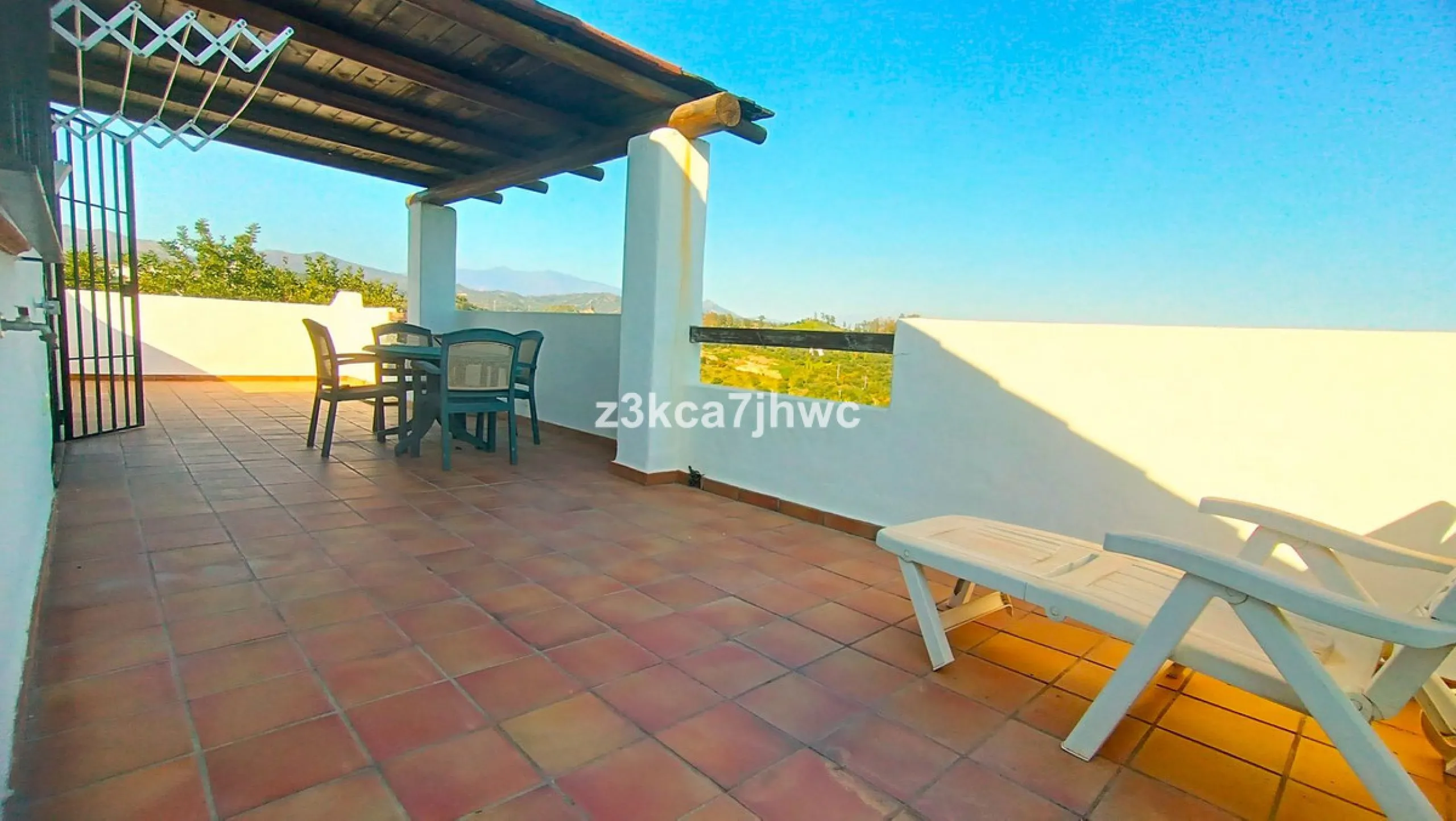 House - Detached Villa в продаже в Estepona, Málaga. В доме 4 спален и 4 ванных комнат. Площадь дома 274 м². Площадь участка 4112 м²