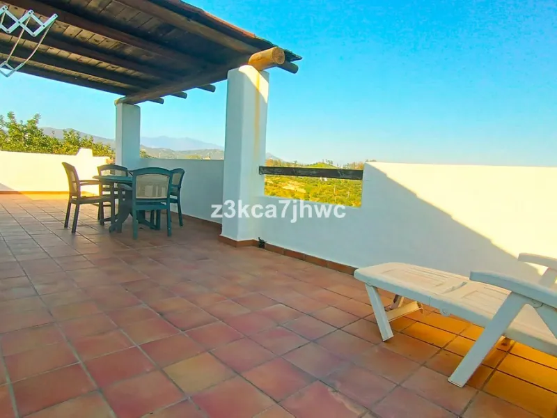 House - Detached Villa в продаже в Estepona, Málaga. В доме 4 спален и 4 ванных комнат. Площадь дома 274 м². Площадь участка 4112 м²