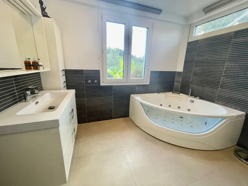 San Pedro beach side Villa , totally refurbished villa on two floors  with 7bedrooms ,7bathrooms  all ensuite . Ground floor consists of 5 double bedrooms all ensuite, spacious salon, dining room and Miele kitchen. First Floor consists of 2 double bedroom