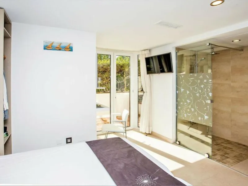 San Pedro beach side Villa , totally refurbished villa on two floors  with 7bedrooms ,7bathrooms  all ensuite . Ground floor consists of 5 double bedrooms all ensuite, spacious salon, dining room and Miele kitchen. First Floor consists of 2 double bedroom