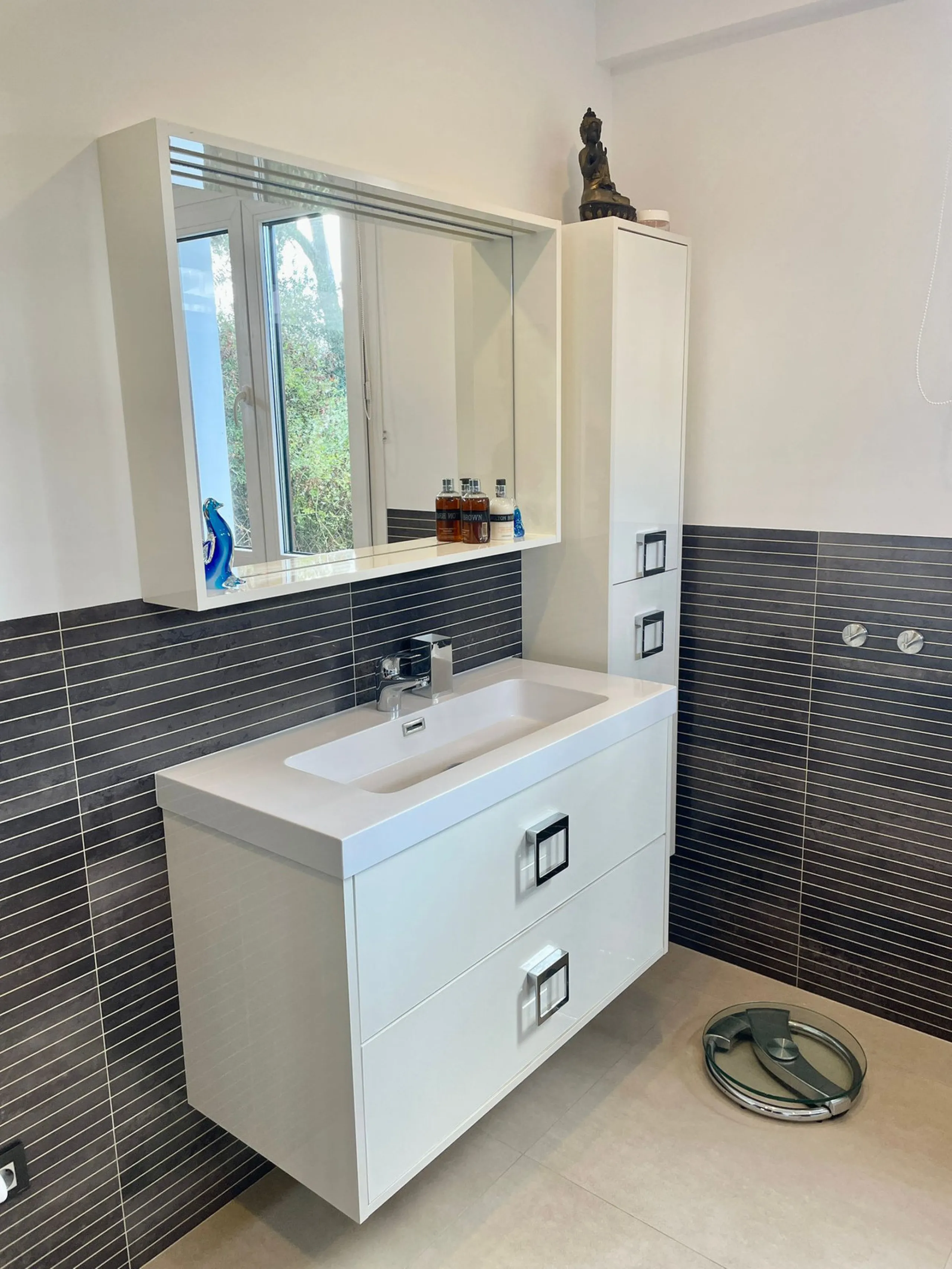 San Pedro beach side Villa , totally refurbished villa on two floors  with 7bedrooms ,7bathrooms  all ensuite . Ground floor consists of 5 double bedrooms all ensuite, spacious salon, dining room and Miele kitchen. First Floor consists of 2 double bedroom