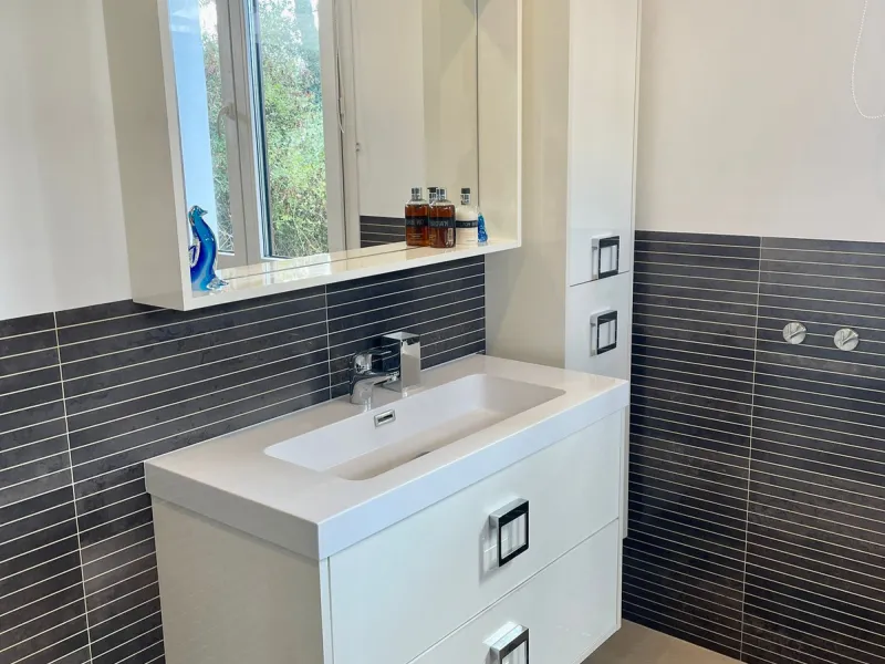 San Pedro beach side Villa , totally refurbished villa on two floors  with 7bedrooms ,7bathrooms  all ensuite . Ground floor consists of 5 double bedrooms all ensuite, spacious salon, dining room and Miele kitchen. First Floor consists of 2 double bedroom