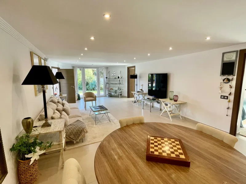 San Pedro beach side Villa , totally refurbished villa on two floors  with 7bedrooms ,7bathrooms  all ensuite . Ground floor consists of 5 double bedrooms all ensuite, spacious salon, dining room and Miele kitchen. First Floor consists of 2 double bedroom