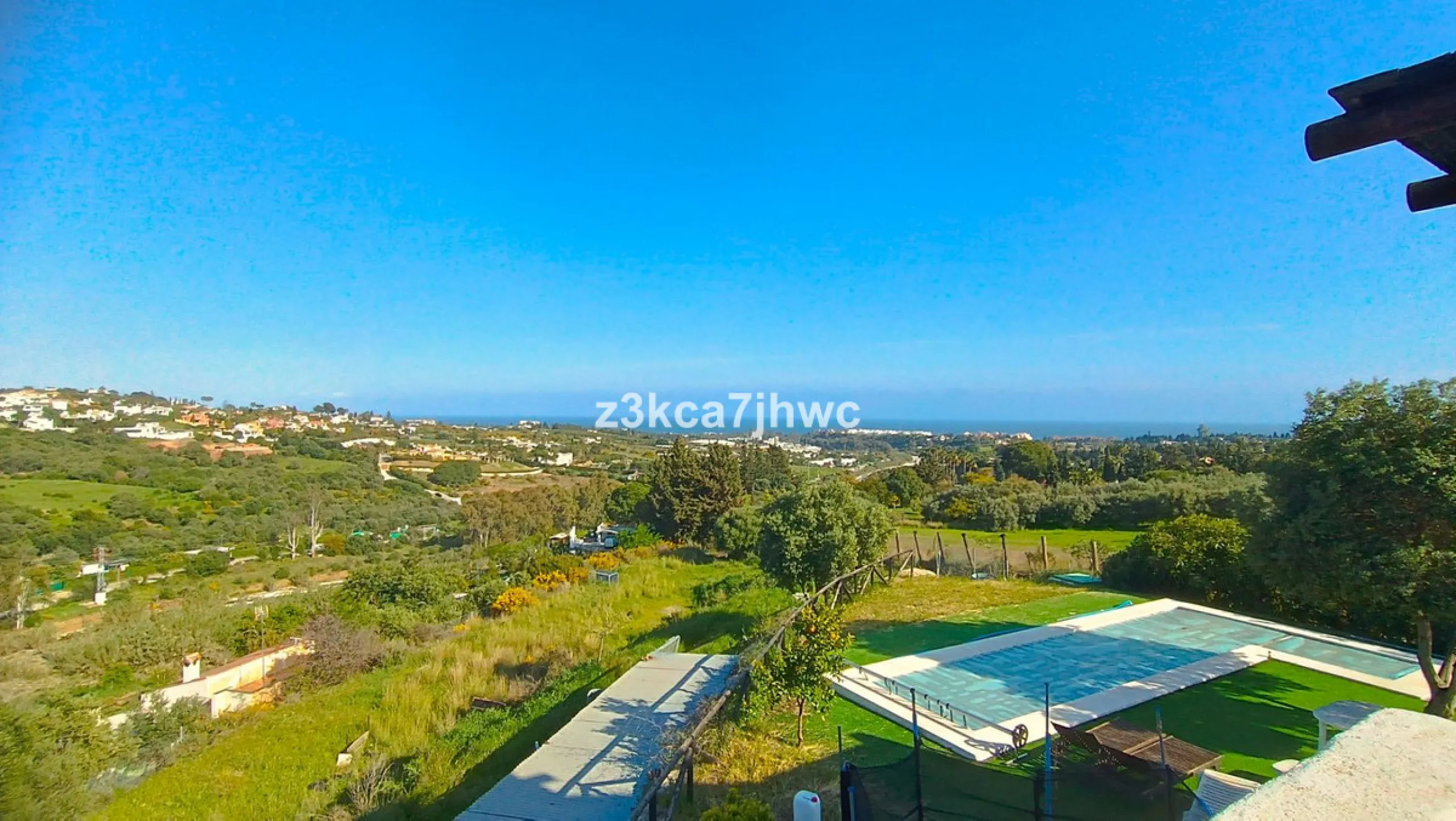 House - Detached Villa в продаже в Estepona, Málaga. В доме 4 спален и 4 ванных комнат. Площадь дома 274 м². Площадь участка 4112 м²