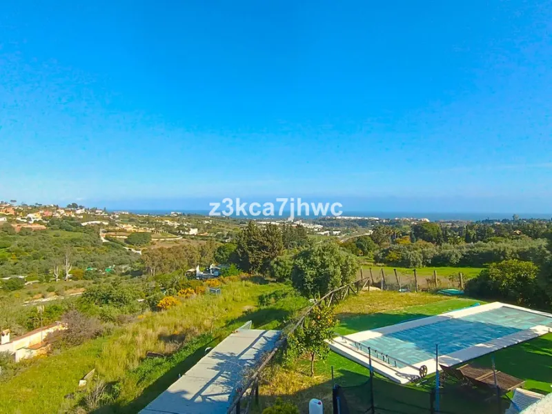 House - Detached Villa в продаже в Estepona, Málaga. В доме 4 спален и 4 ванных комнат. Площадь дома 274 м². Площадь участка 4112 м²