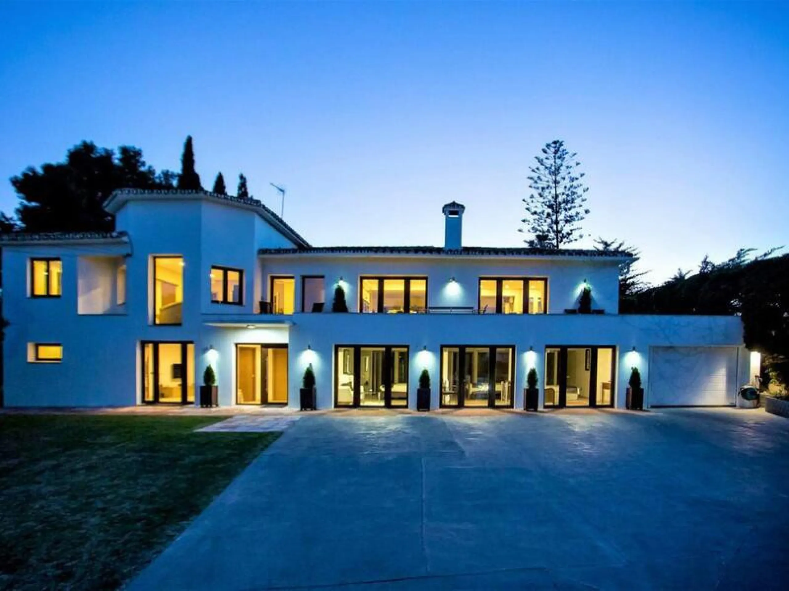 San Pedro beach side Villa , totally refurbished villa on two floors  with 7bedrooms ,7bathrooms  all ensuite . Ground floor consists of 5 double bedrooms all ensuite, spacious salon, dining room and Miele kitchen. First Floor consists of 2 double bedroom