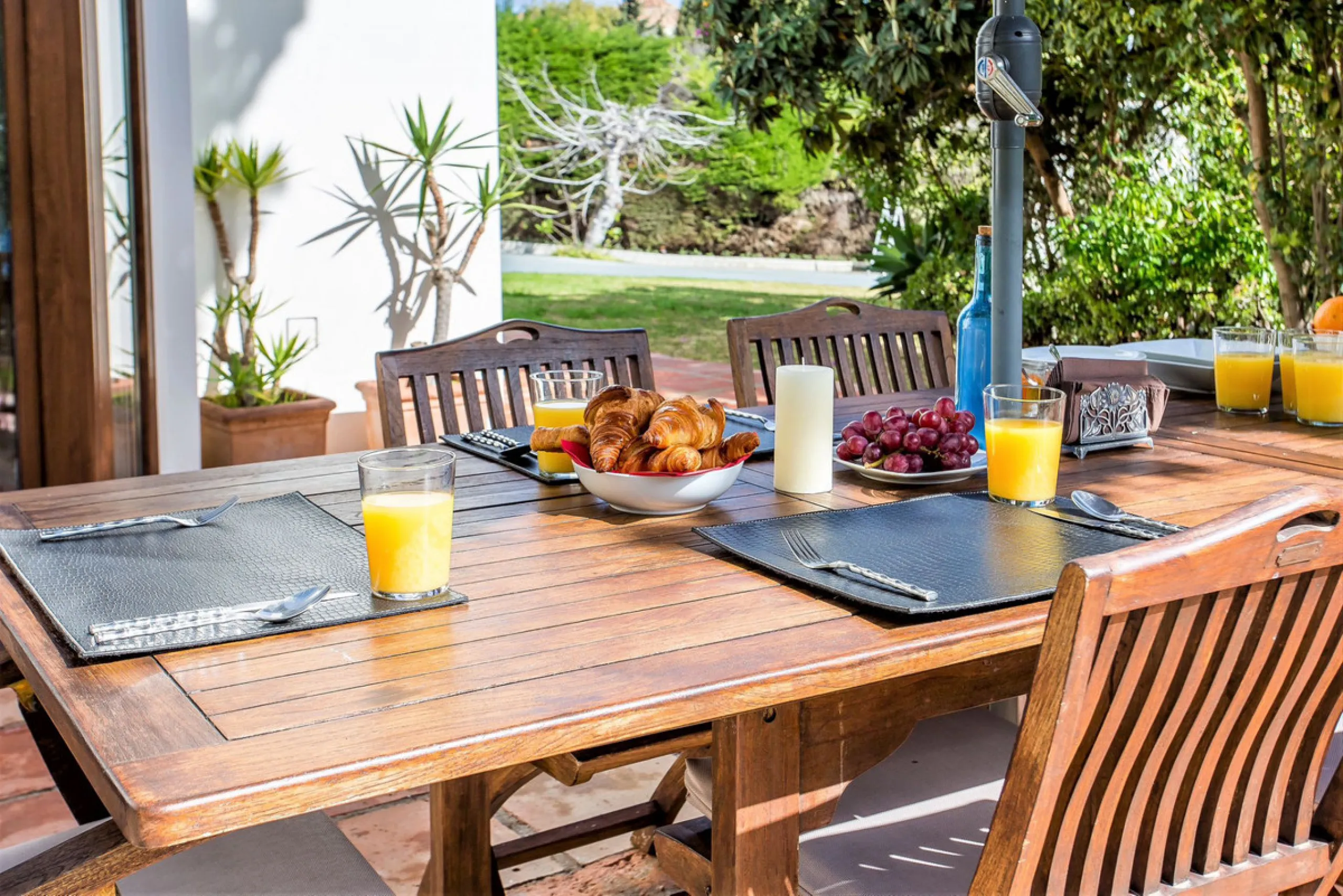 San Pedro beach side Villa , totally refurbished villa on two floors  with 7bedrooms ,7bathrooms  all ensuite . Ground floor consists of 5 double bedrooms all ensuite, spacious salon, dining room and Miele kitchen. First Floor consists of 2 double bedroom