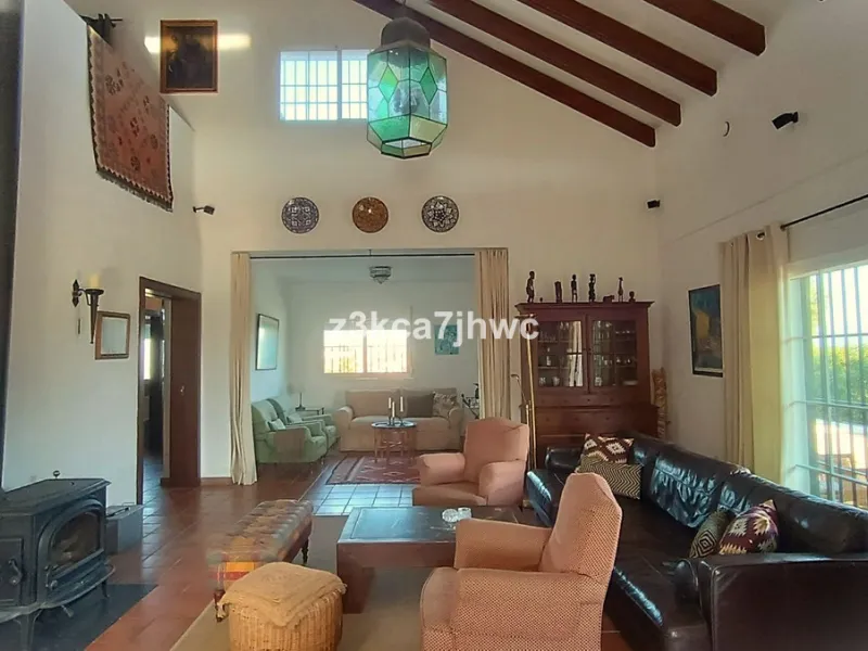 House - Detached Villa в продаже в Estepona, Málaga. В доме 4 спален и 4 ванных комнат. Площадь дома 274 м². Площадь участка 4112 м²