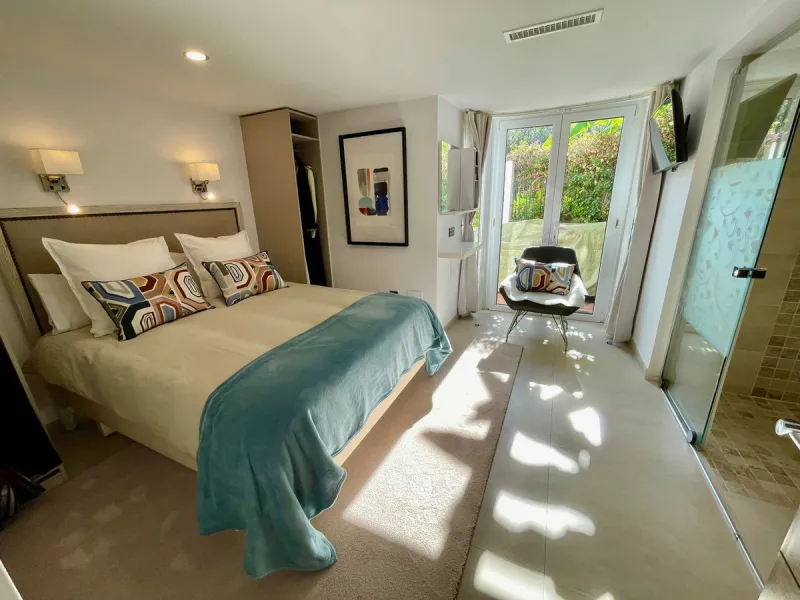 San Pedro beach side Villa , totally refurbished villa on two floors  with 7bedrooms ,7bathrooms  all ensuite . Ground floor consists of 5 double bedrooms all ensuite, spacious salon, dining room and Miele kitchen. First Floor consists of 2 double bedroom