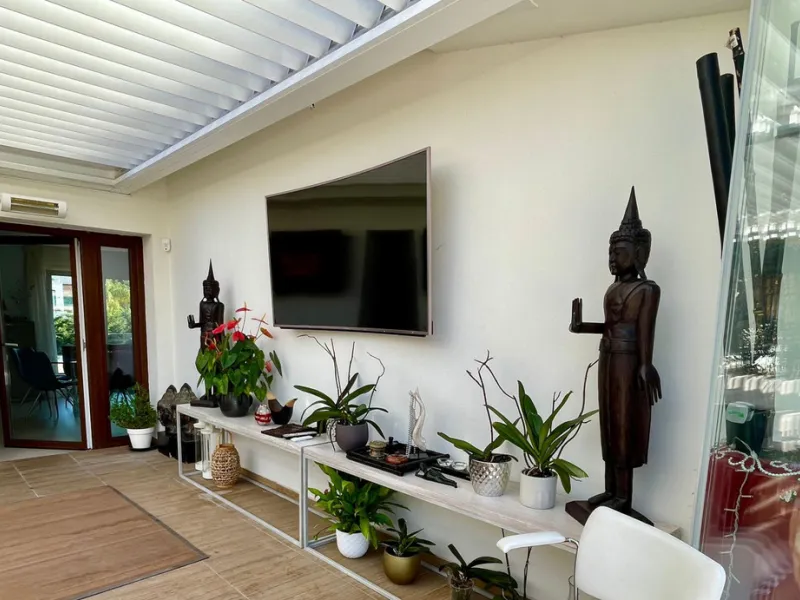 San Pedro beach side Villa , totally refurbished villa on two floors  with 7bedrooms ,7bathrooms  all ensuite . Ground floor consists of 5 double bedrooms all ensuite, spacious salon, dining room and Miele kitchen. First Floor consists of 2 double bedroom