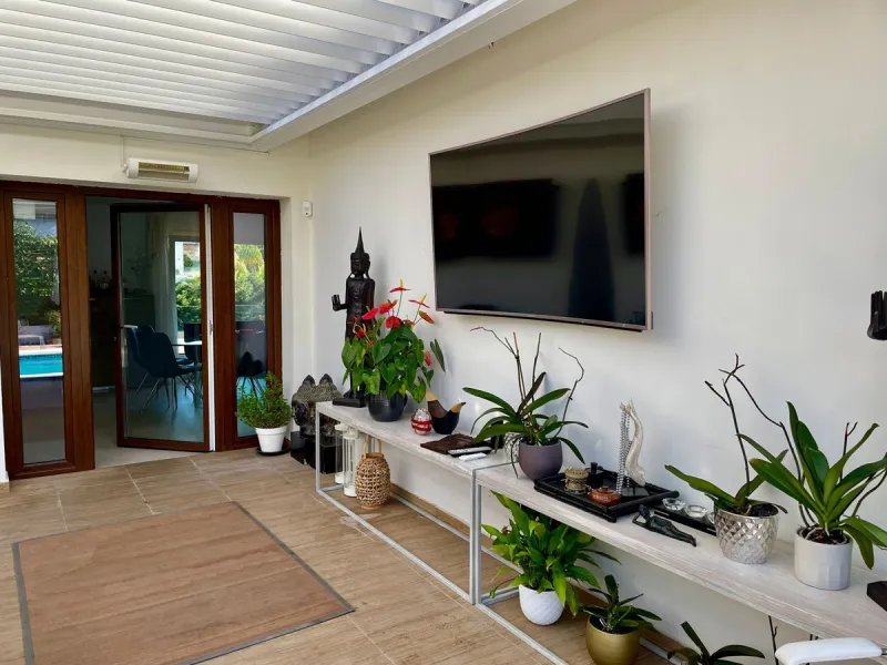 San Pedro beach side Villa , totally refurbished villa on two floors  with 7bedrooms ,7bathrooms  all ensuite . Ground floor consists of 5 double bedrooms all ensuite, spacious salon, dining room and Miele kitchen. First Floor consists of 2 double bedroom