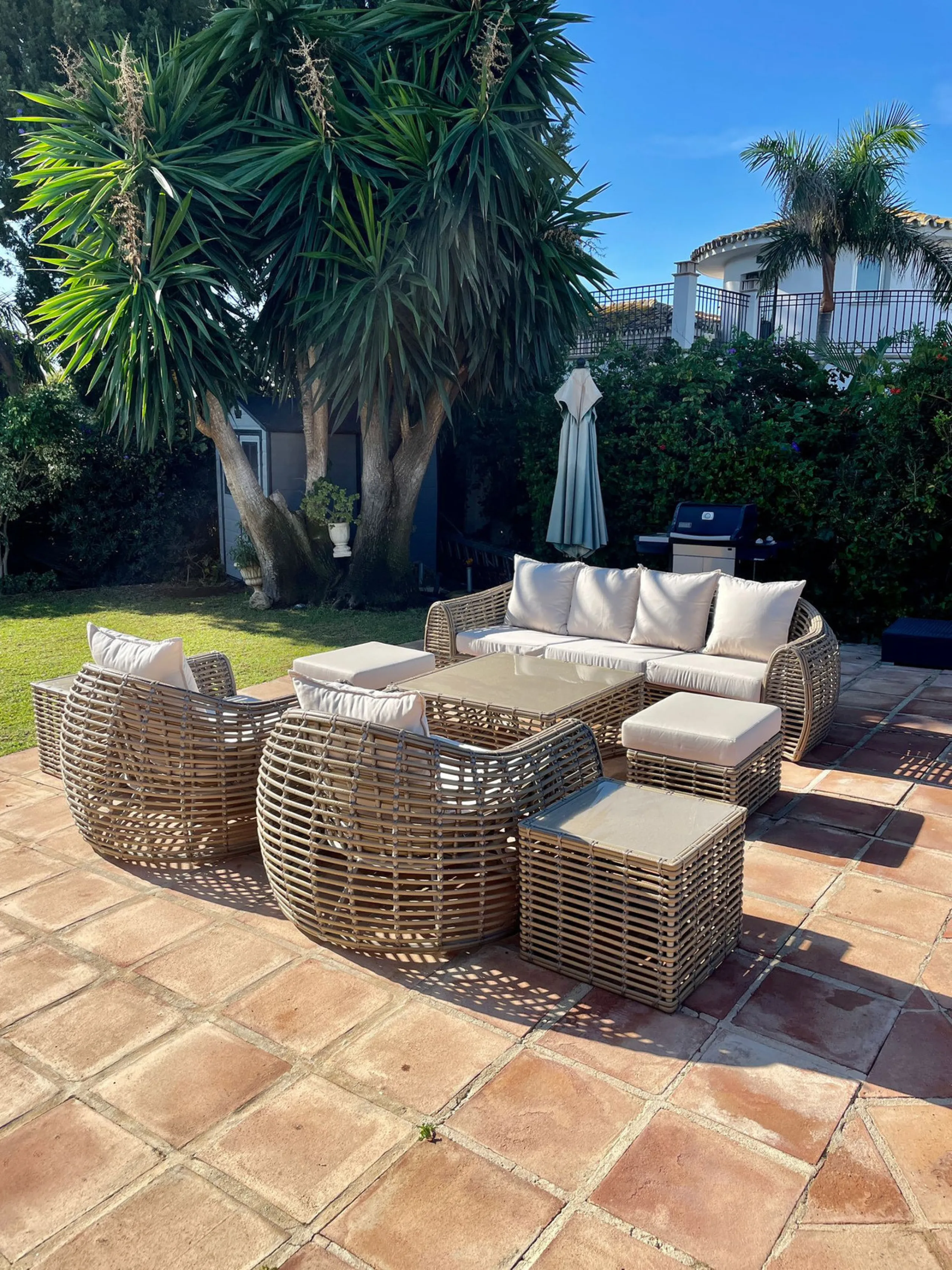 San Pedro beach side Villa , totally refurbished villa on two floors  with 7bedrooms ,7bathrooms  all ensuite . Ground floor consists of 5 double bedrooms all ensuite, spacious salon, dining room and Miele kitchen. First Floor consists of 2 double bedroom