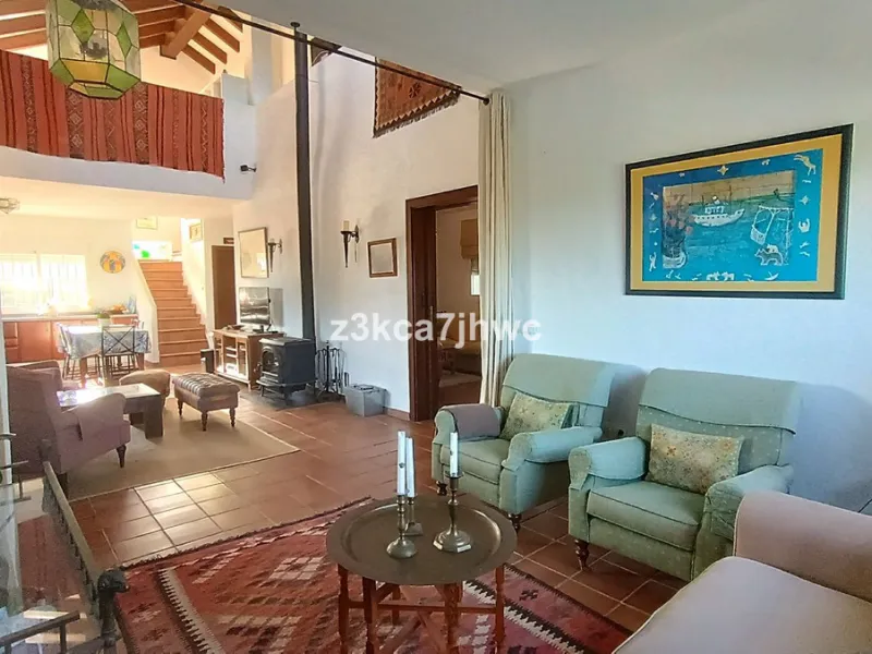 House - Detached Villa в продаже в Estepona, Málaga. В доме 4 спален и 4 ванных комнат. Площадь дома 274 м². Площадь участка 4112 м²