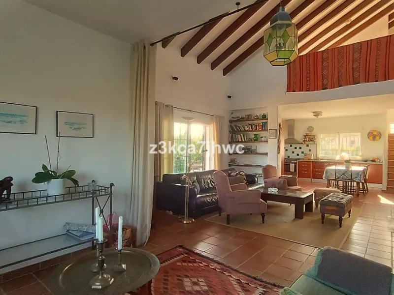 House - Detached Villa в продаже в Estepona, Málaga. В доме 4 спален и 4 ванных комнат. Площадь дома 274 м². Площадь участка 4112 м²