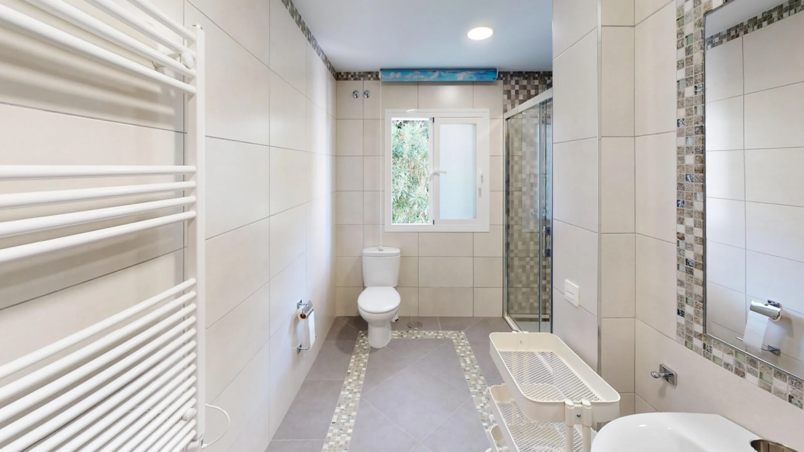 Exquisite Villa with Three Units in Caleta de Vélez - A True Gem on the Costa del Sol! Indulge in the Mediterranean lifestyle with this stunning villa for sale in Caleta de Vélez. Boasting three separate units, this property is an excellent opportunity fo