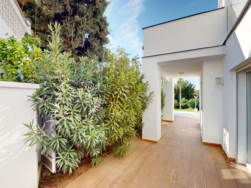 Exquisite Villa with Three Units in Caleta de Vélez - A True Gem on the Costa del Sol! Indulge in the Mediterranean lifestyle with this stunning villa for sale in Caleta de Vélez. Boasting three separate units, this property is an excellent opportunity fo