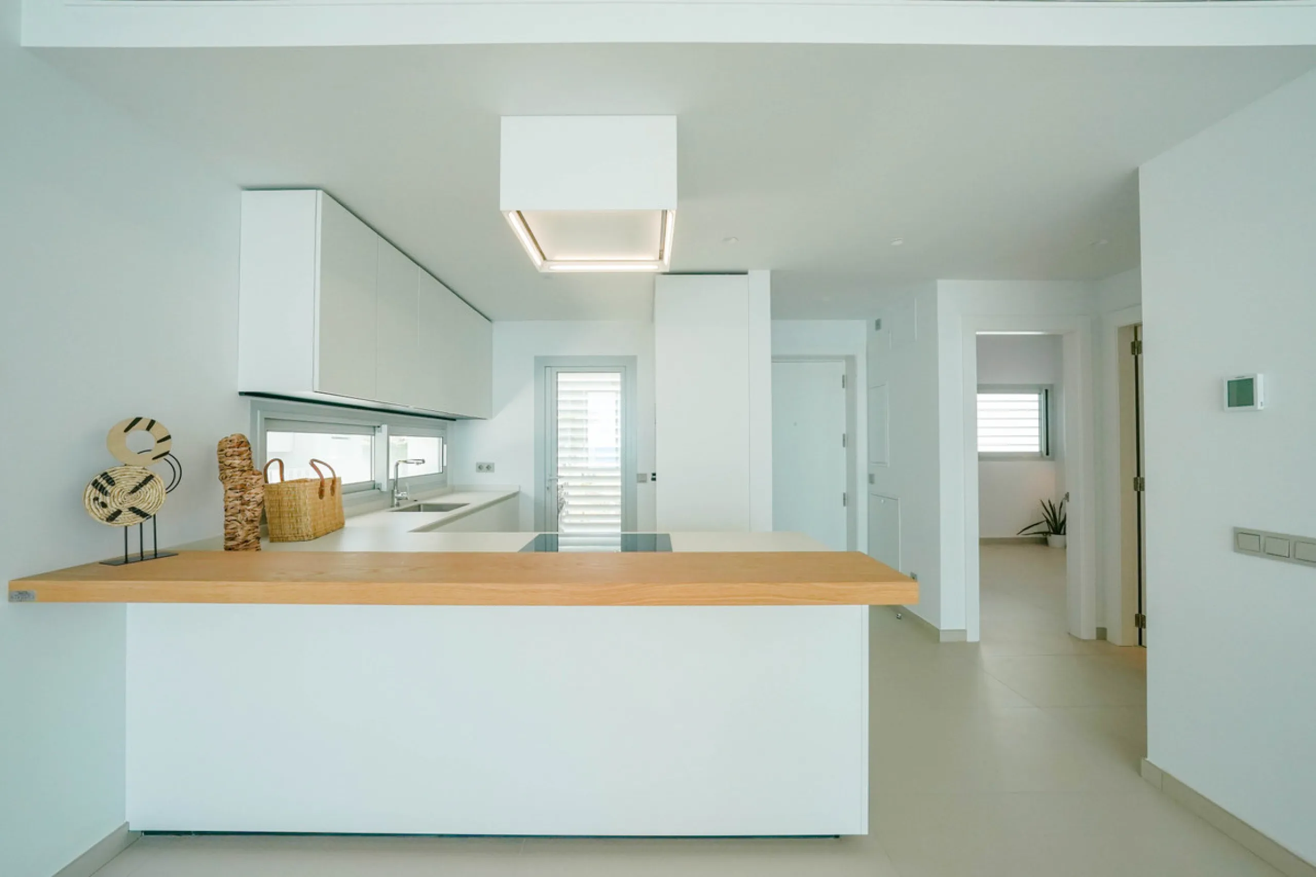 This beautiful south-facing duplex penthouse is located in the exclusive La Reserva del Higuerón Resort, Fuengirola. The property offers a bright and modern open-plan living and dining area with a fully fitted kitchen, designed for comfort and functionali