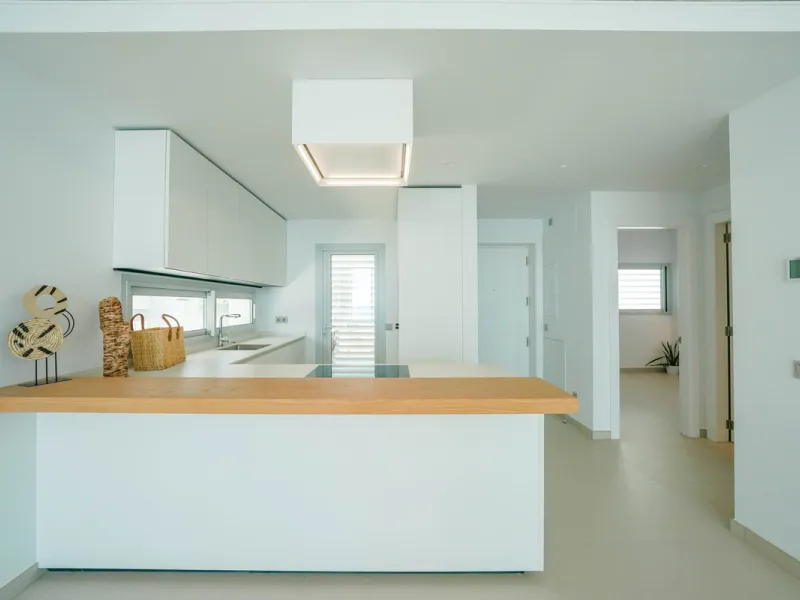This beautiful south-facing duplex penthouse is located in the exclusive La Reserva del Higuerón Resort, Fuengirola. The property offers a bright and modern open-plan living and dining area with a fully fitted kitchen, designed for comfort and functionali