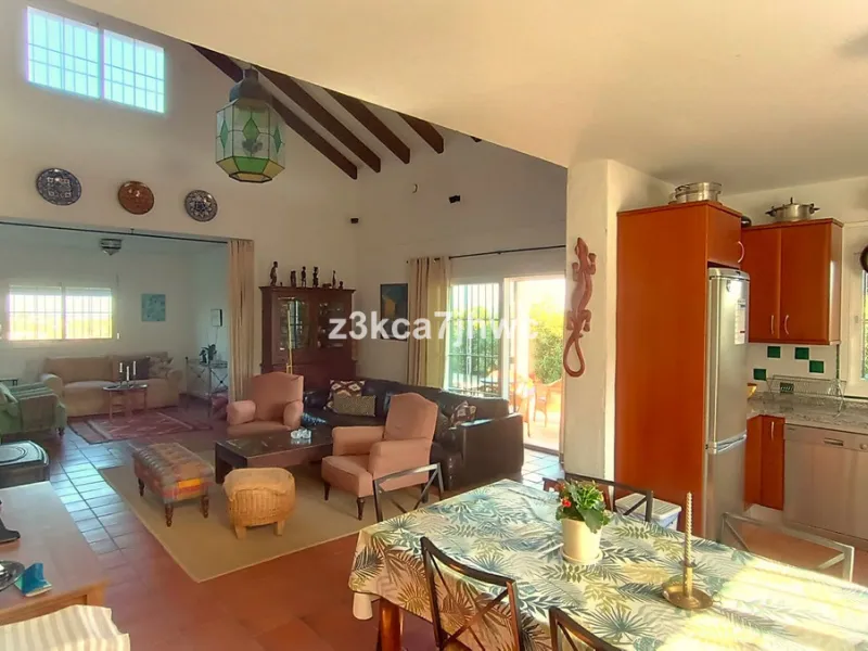House - Detached Villa в продаже в Estepona, Málaga. В доме 4 спален и 4 ванных комнат. Площадь дома 274 м². Площадь участка 4112 м²