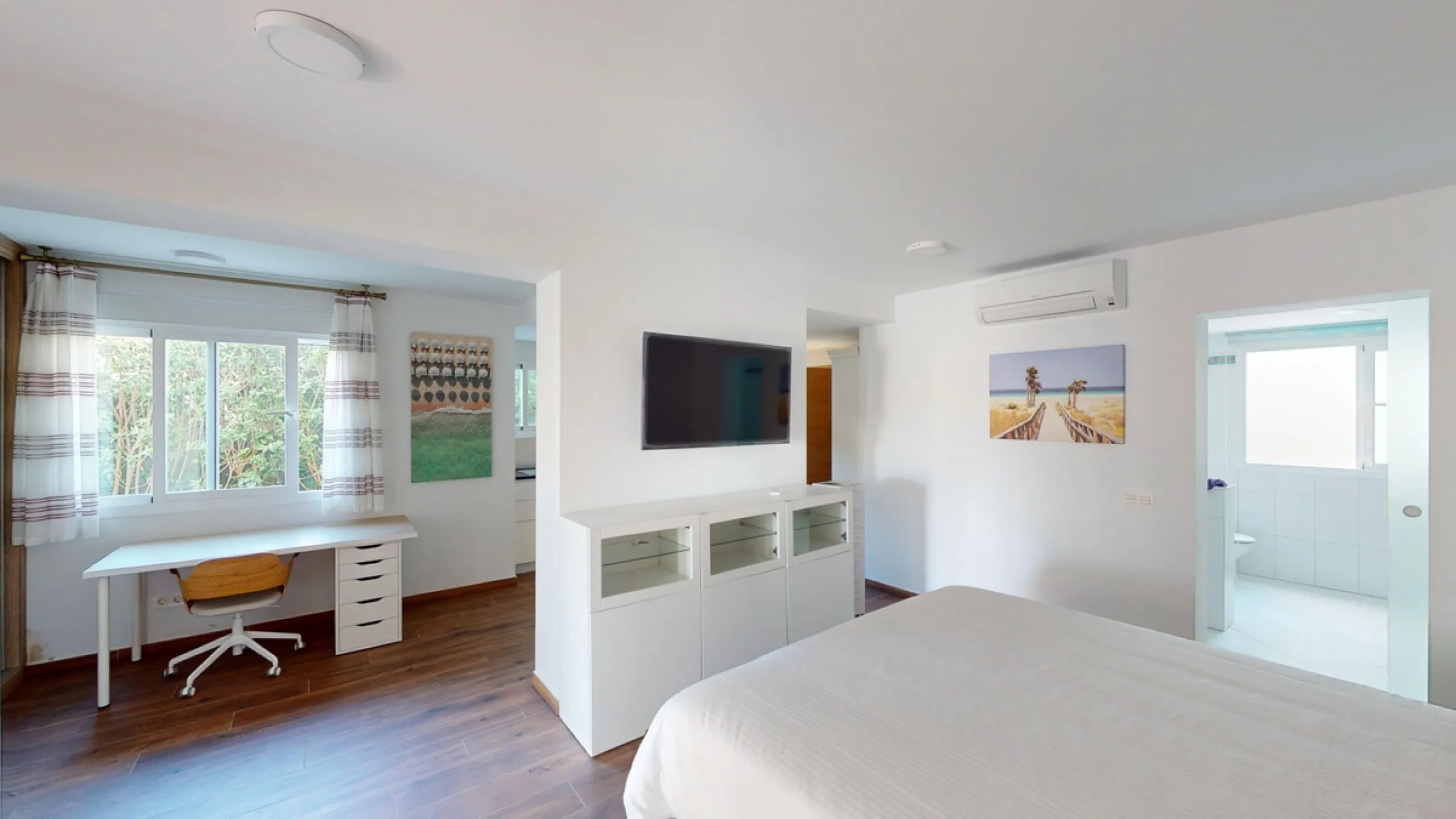 Exquisite Villa with Three Units in Caleta de Vélez - A True Gem on the Costa del Sol! Indulge in the Mediterranean lifestyle with this stunning villa for sale in Caleta de Vélez. Boasting three separate units, this property is an excellent opportunity fo