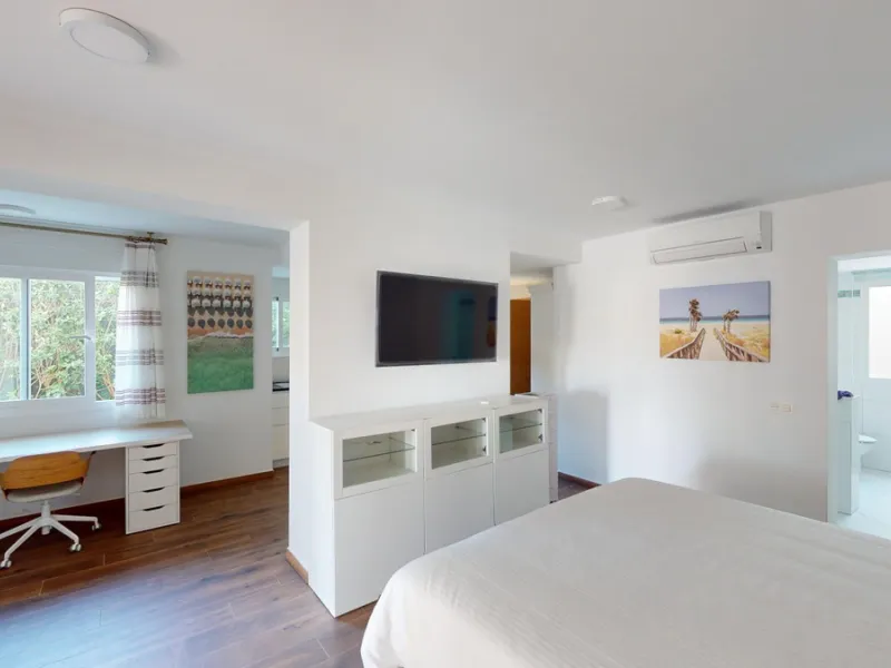 Exquisite Villa with Three Units in Caleta de Vélez - A True Gem on the Costa del Sol! Indulge in the Mediterranean lifestyle with this stunning villa for sale in Caleta de Vélez. Boasting three separate units, this property is an excellent opportunity fo