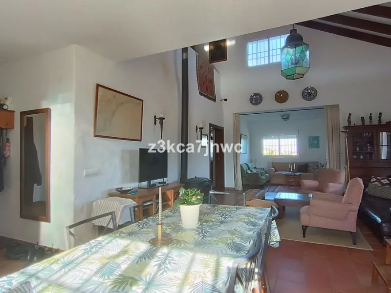 House - Detached Villa в продаже в Estepona, Málaga. В доме 4 спален и 4 ванных комнат. Площадь дома 274 м². Площадь участка 4112 м²