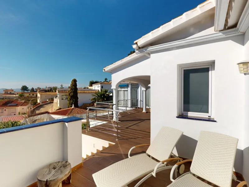 Exquisite Villa with Three Units in Caleta de Vélez - A True Gem on the Costa del Sol! Indulge in the Mediterranean lifestyle with this stunning villa for sale in Caleta de Vélez. Boasting three separate units, this property is an excellent opportunity fo