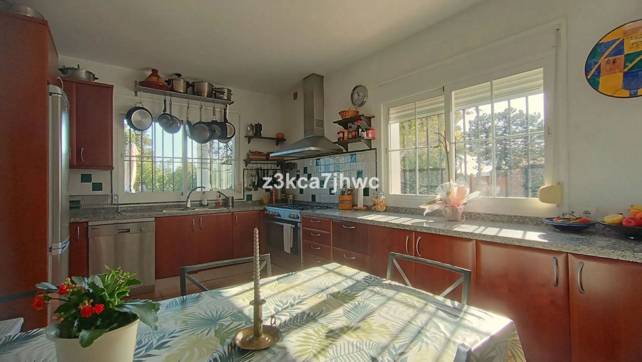 House - Detached Villa в продаже в Estepona, Málaga. В доме 4 спален и 4 ванных комнат. Площадь дома 274 м². Площадь участка 4112 м²