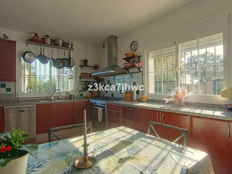 House - Detached Villa в продаже в Estepona, Málaga. В доме 4 спален и 4 ванных комнат. Площадь дома 274 м². Площадь участка 4112 м²