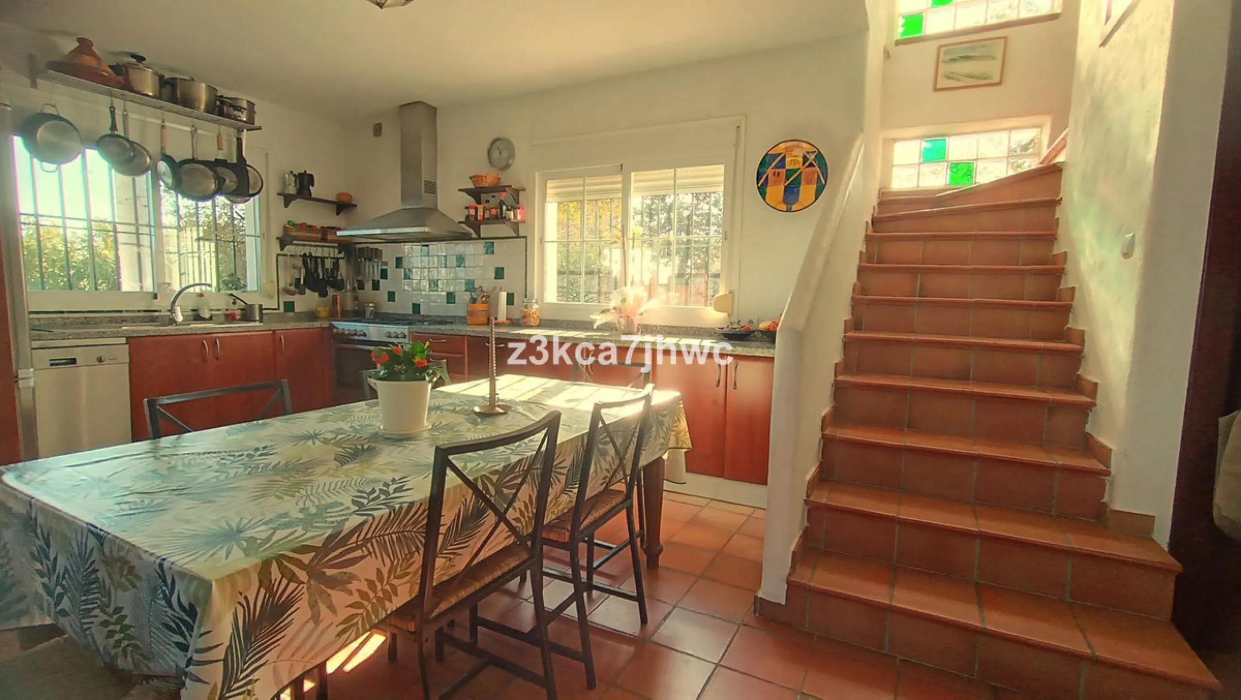 House - Detached Villa в продаже в Estepona, Málaga. В доме 4 спален и 4 ванных комнат. Площадь дома 274 м². Площадь участка 4112 м²