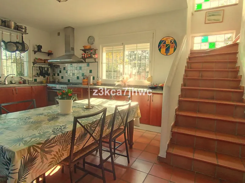 House - Detached Villa в продаже в Estepona, Málaga. В доме 4 спален и 4 ванных комнат. Площадь дома 274 м². Площадь участка 4112 м²