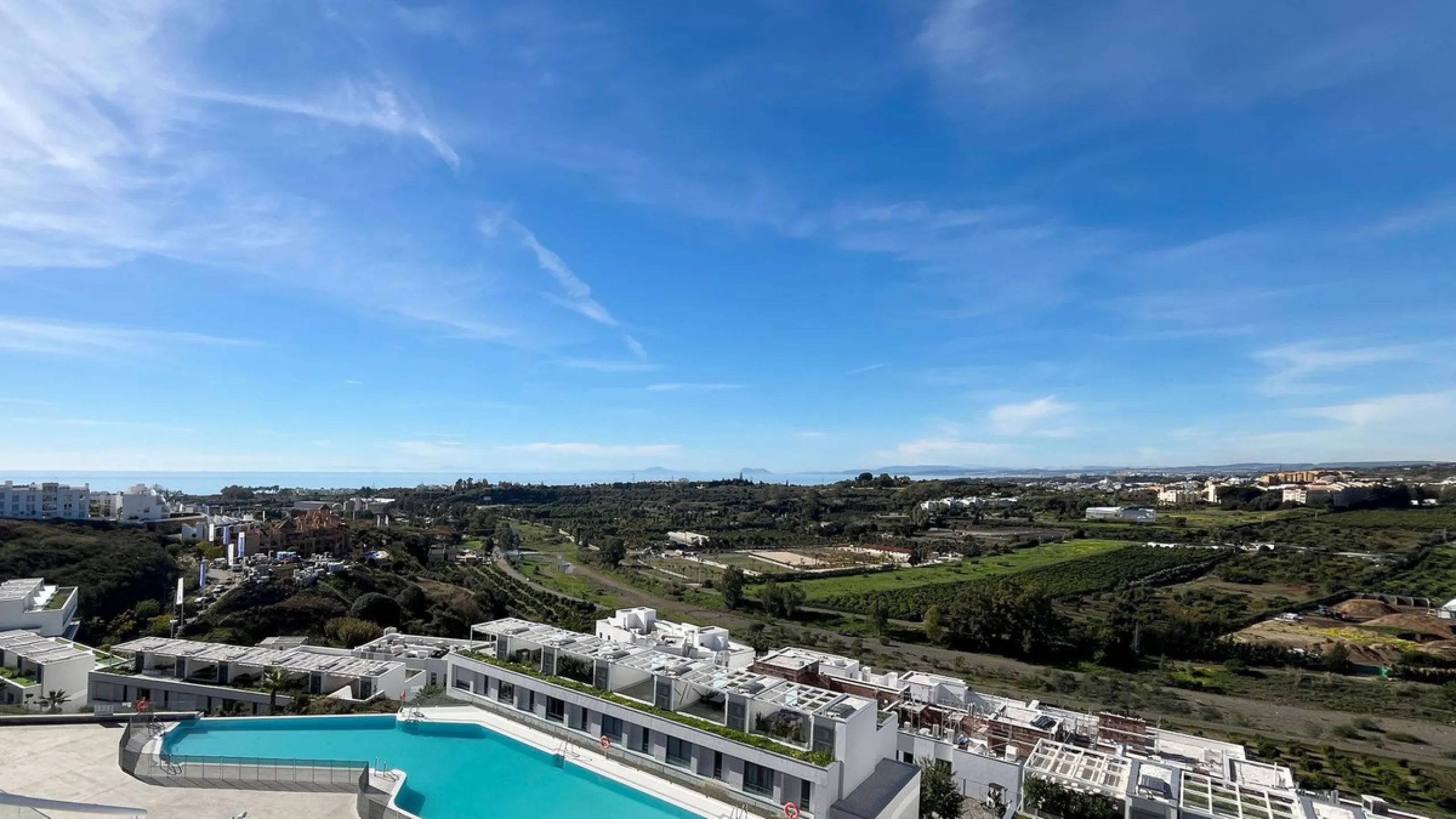 *This property has an active tourist licence and the community allows short term rentals.*