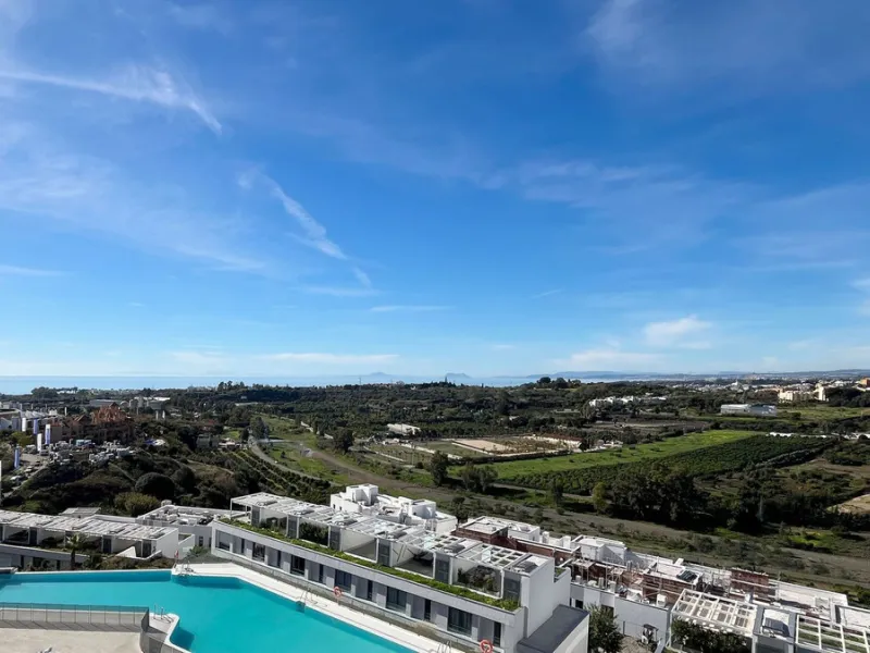 *This property has an active tourist licence and the community allows short term rentals.*