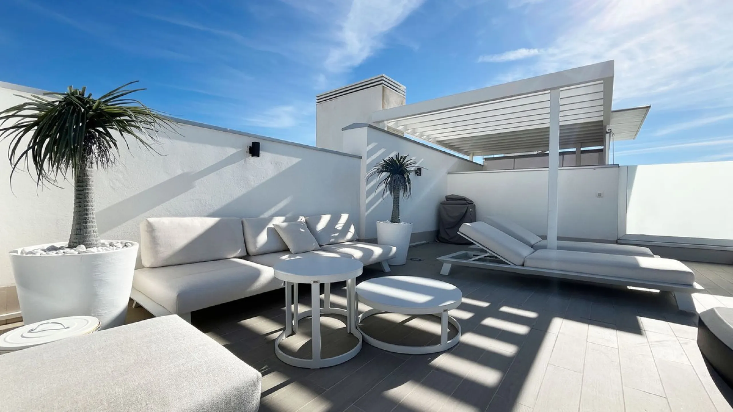 *This property has an active tourist licence and the community allows short term rentals.*