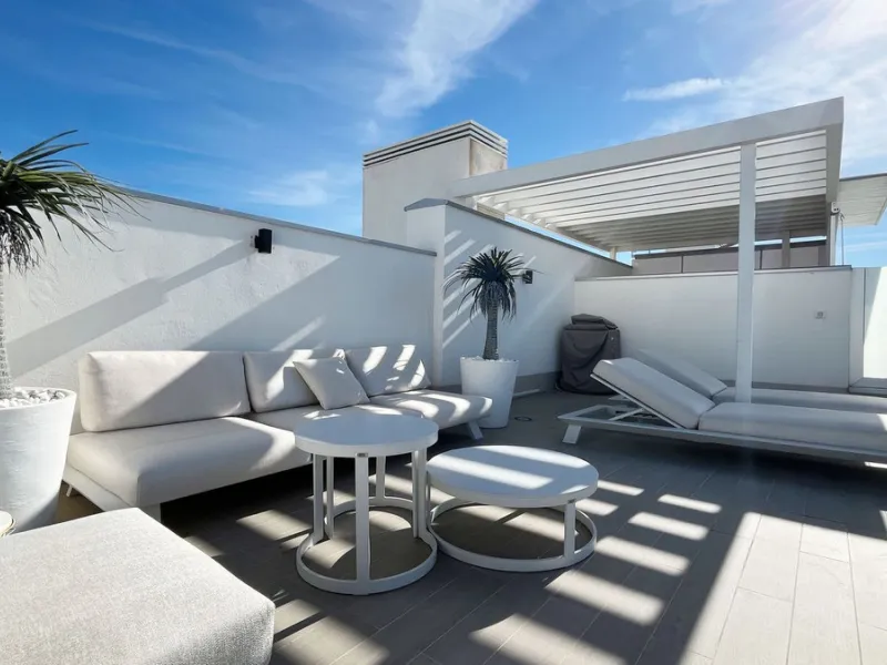 *This property has an active tourist licence and the community allows short term rentals.*