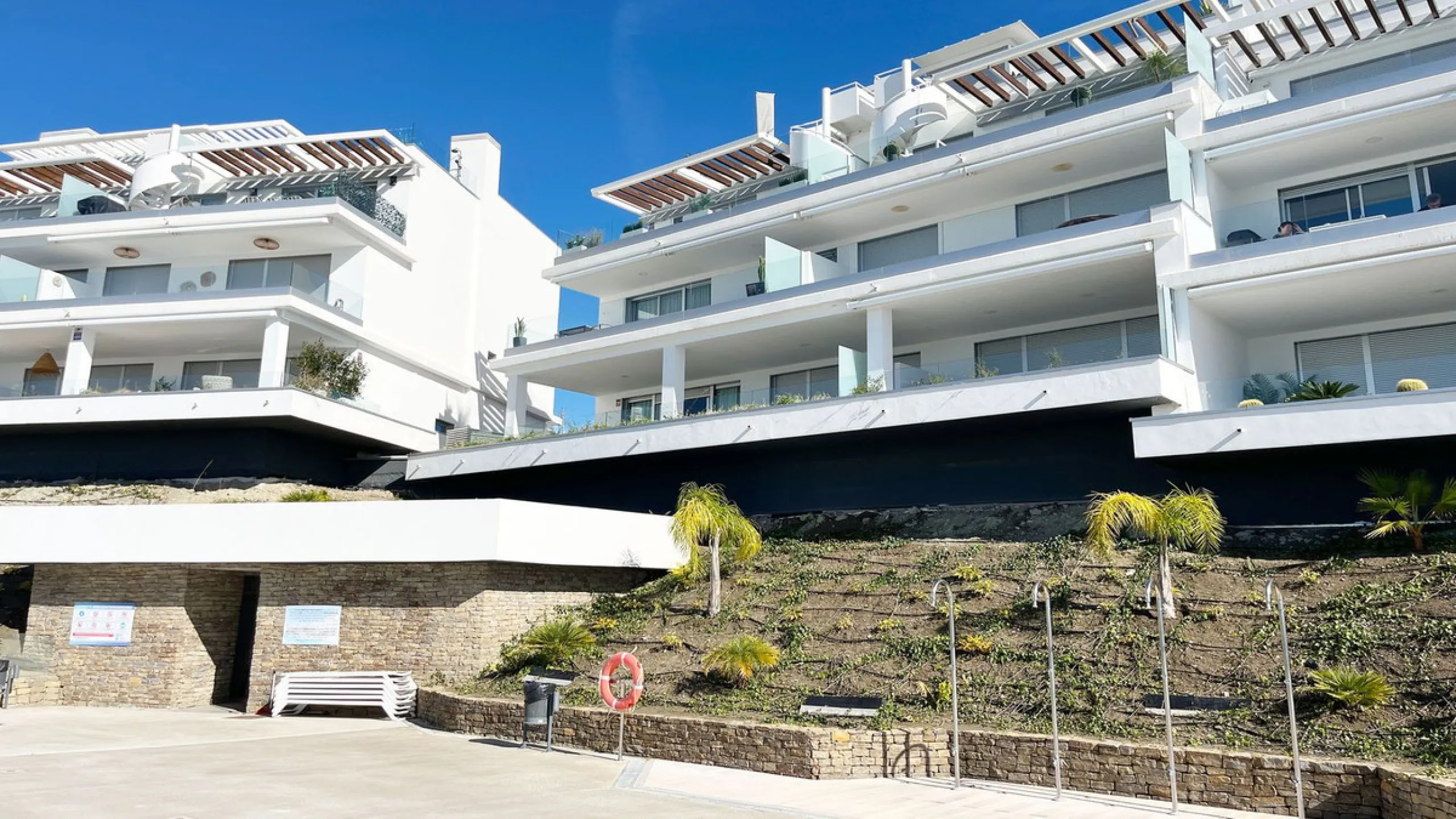 *This property has an active tourist licence and the community allows short term rentals.*