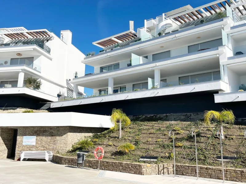 *This property has an active tourist licence and the community allows short term rentals.*